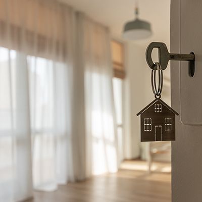 on voit une clefs avec un porte clé maison